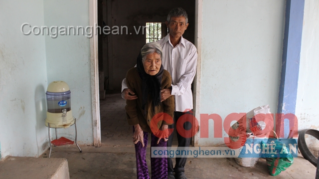 Mẹ  Nguyễn  Thị Điểm năm nay đã 88 tuổi, sống khỏe mạnh cùng  con trai