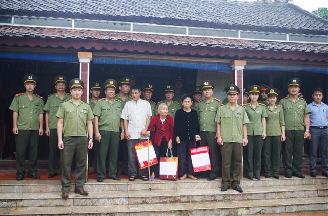 Tuổi trẻ Cụm thi đua số 5 tặng quà cho thân nhân đồng chí Lý Tự Trọng ở huyện Thạch Hà, tỉnh Hà Tĩnh