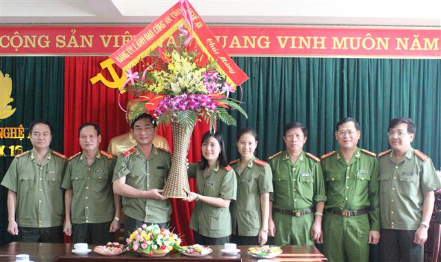 Lãn đạo Công an tỉnh tặng hoa chúc mừng Hội phụ nữ Công an tỉnh nhân ngày Phụ nữ Việt Nam