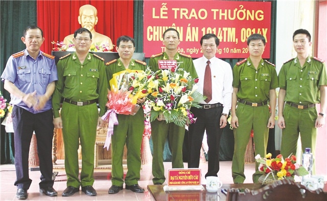 Đồng chí Đại tá Nguyễn Hữu Cầu, Phó Giám đốc Công an tỉnh khen thưởng Công an TX Thái Hòa vì thành tích xuất sắc trong phòng chống tội phạm