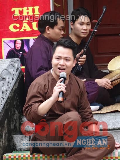 Lê Thanh Phong đang hát điệu xẩm thương 