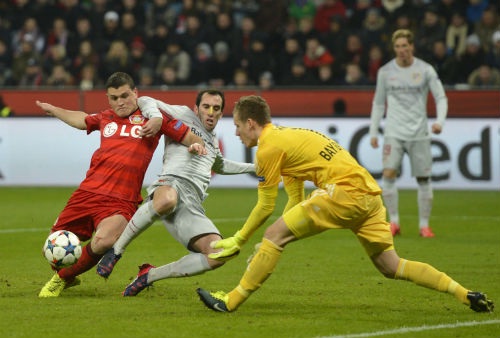 Trận đấu giữa Leverkusen và Atletico thường xuyên bị gãy vụn bởi những pha vào bóng trên mức quyết liệt của cầu thủ hai bên