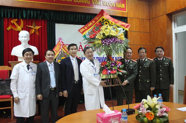 1.	Đại tá Nguyễn Tiến Dần, Phó Giám đốc Công an tỉnh tặng hoa chúc mừng Bệnh viện Hữu nghị đa khoa Nghệ An