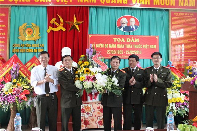 Đồng chí Đại tá Nguyễn Đình Dung, Phó Giám đốc Công an tỉnh tặng hoa chúc mừng lực lượng y tế Công an tỉnh