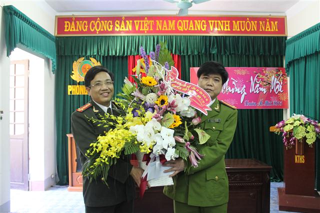  Đại tá Hồ Văn Tứ, Phó Giám đốc Công an tỉnh tặng hoa chúc mừng Phòng Kỹ thuật hình sự