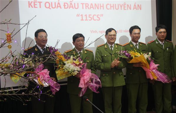 Đồng chí Đại tá Nguyễn Hữu Cầu, Phó Giám đốc Công an tỉnh tặng hoa chúc mừng Ban chuyên án