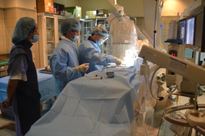 Các bác sĩ Trung tâm Y học hạt nhân và Ung bướu (bệnh viện Bạch Mai) đang điều trị ung thư gan cho bệnh nhân bằng phương pháp hạt vi cầu phóng xạ. 