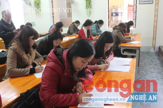 Giáo viên tiểu học luyện viết chữ đẹp tại Trường Tiểu học Lê Mao