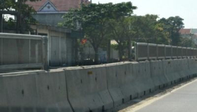 Các rào chắn bị tháo dỡ trên Quốc lộ 1 chủ yếu ở khu vực các xã Diễn Hồng, Diễn Kỷ, Diễn Ngọc, huyện Diễn Châu - Ảnh: Nguyên Khoa