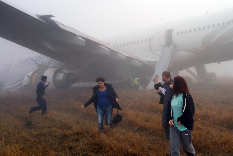 Hành khách vội vã rời khỏi máy bay của hãng Turkish Airlines bị trượt khỏi đường băng  khi hạ cánh xuống sân bay ở Thủ đô Kathmandu, Nepal