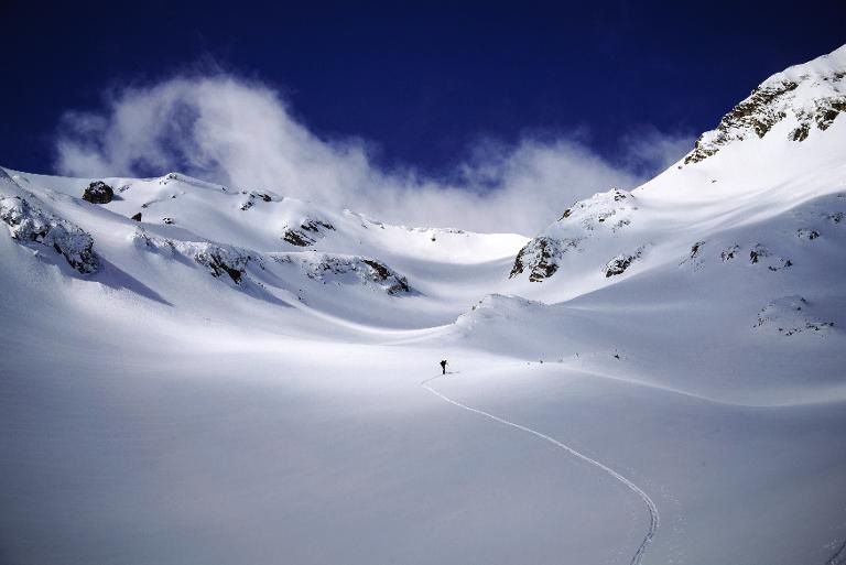 Một vận động viên trượt tuyết trên sườn dãy núi Pirin, Bulgaria