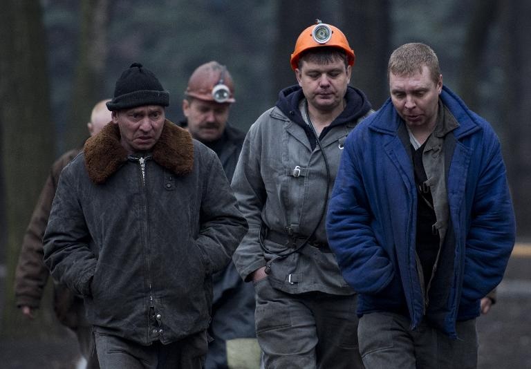 Những người lao động tham gia vào các hoạt động cứu hộ vụ nổ tại mỏ than Zasyadko ở Donetsk khiến ít nhất 32 thợ mỏ mất tích và thiệt mạng