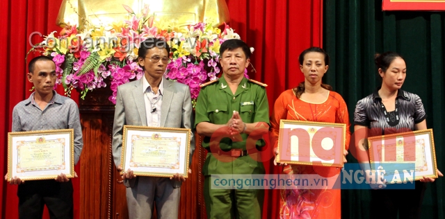 Anh Mạc Văn Quynh (thứ 2 từ trái sang) tại Hội nghị điển hình tiên tiến tái hòa nhập cộng đồng do Công an tỉnh tổ chức