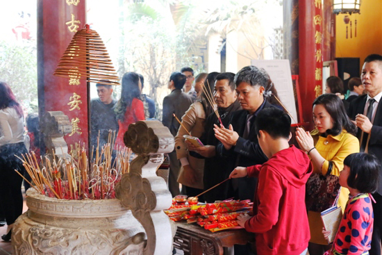 Đi chùa lễ Phật cầu mong mọi điều tốt đẹp đến với gia đình trong năm mới