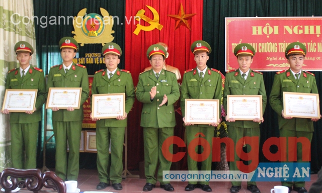 Đồng chí Đại tá Lữ Văn Tường, Phó Giám đốc Công an tỉnh trao thưởng cho các ĐVTN đạt thành tích xuất sắc