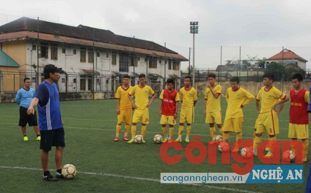 Ông Nguyễn Quang Hải – HLV trưởng U19 SLNA đang phổ biến chiến thuật cho các cầu thủ