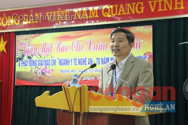 Ông Hoàng Văn Hảo, Phó Giám đốc Sở Y tế trình bày kế hoạch phát triển sự nghiệp y tế Nghệ An năm 2015