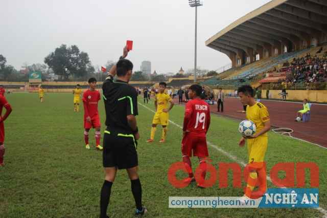 Cầu thủ U19 thành phố Hồ Chí Minh bị thẻ đỏ