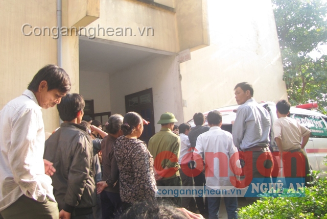 Sau khi bệnh nhân Sơn tử vong, rất đông người nhà đã “vây” Bệnh viện đa khoa huyện Lộc Hà