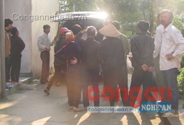 Đến khoảng 15h ngày 15/3, sau khi thỏa thuận với bệnh viện, gia đình đã đồng ý đưa thi thể bệnh nhân Sơn về nhà mai táng