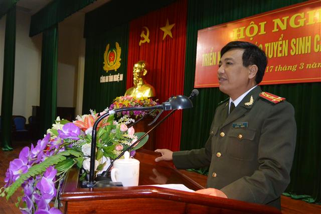Đồng chí Đại tá Hồ Văn Tứ, Phó Giám đốc Công an tỉnh phát biểu chỉ đạo tại hội nghị