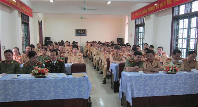 Các đại biểu và cán bộ chiến sỹ thuộc lực lượng CSGT 5 tỉnh tại lễ khai mạc lớp tập huấn