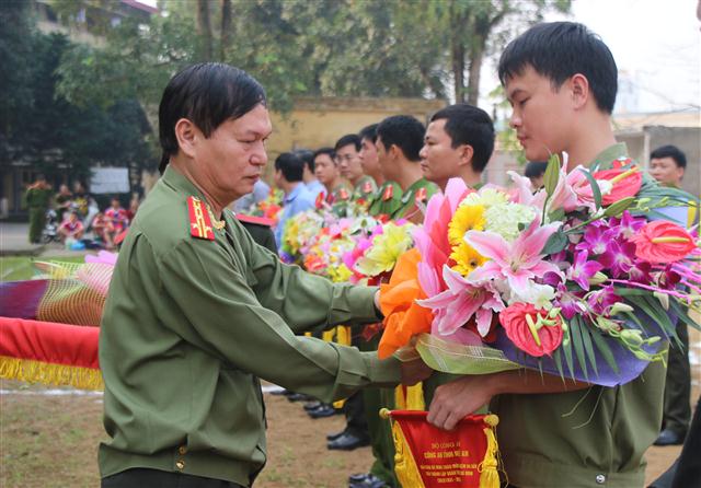 Đại tá Nguyên Đình Dung, Phó Giám đốc công an tỉnh tặng hoa cho các đội tham gia