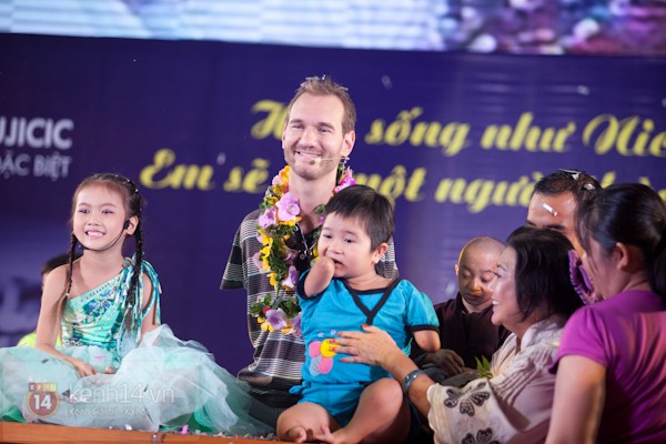 Nick Vujicic trong một hoạt động cùng trẻ khuyết tật Việt Nam