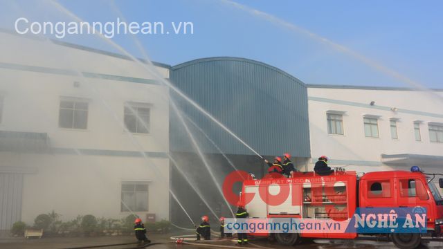 Cảnh sát PC&CC tỉnh phối hợp các lực lượng diễn tập phương án chữa cháy tại Nhà máy Haivina Kim Liên