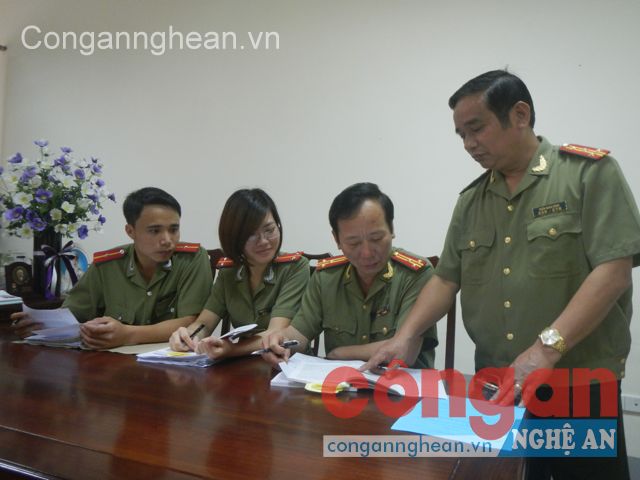 Cán bộ Phòng Công tác Đảng và công tác quần chúng chuẩn bị tài liệu hướng dẫn Đại hội Đảng các cấp trong lực lượng Công an Nghệ An