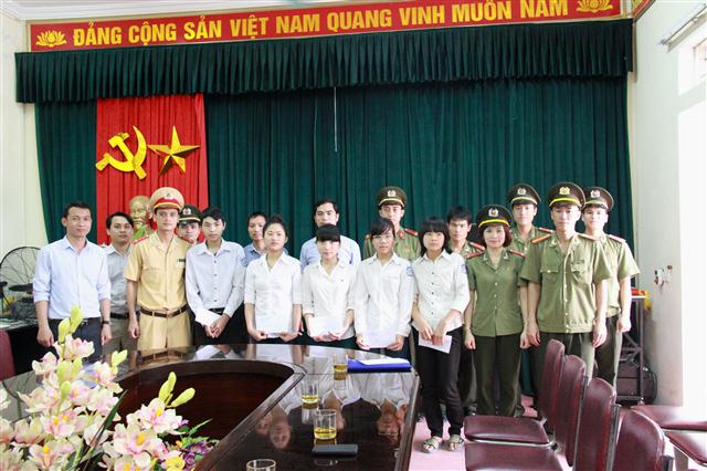 Đoàn trao quà tại trường THPT Nguyễn Trường Tộ