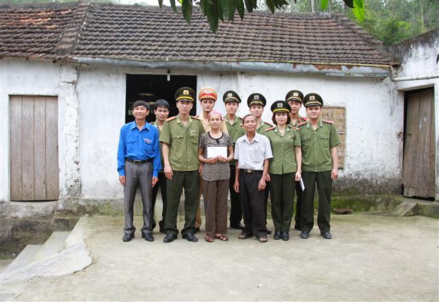Trao quà cho gia đình cựu TNXP Nguyễn Bình Nghi, xã Hưng Yên Bắc