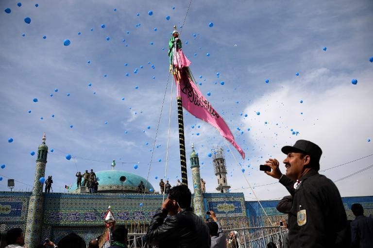 Bong bóng trên bầu trời phía trước ngôi đền Hazrat-e-Ali, Thành phố Mazari-i-Sharif trong lễ hội mừng năm mới Nowruz ở Afghanistan