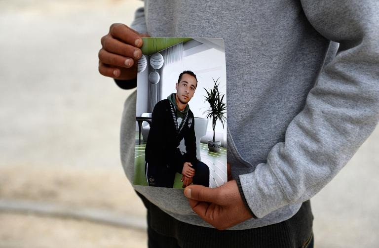 Người anh em của Yassine Laabidi, một trong những kẻ xả súng trước bảo tàng Bardo của Tunisia, cho thấy một hình ảnh gần đây của hắn