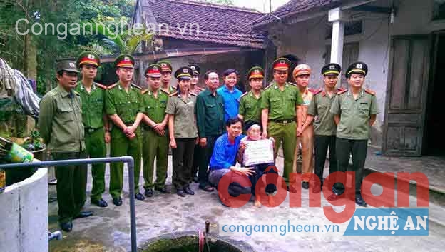 Đoàn Thanh niên Công an huyện Diễn Châu tặng quà cho mẹ Phạm Thị Hường  