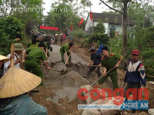 Tuổi trẻ Công an huyện Anh Sơn phối hợp với ĐVTN xã Hùng Sơn làm đường giao thông trong phong trào xây dựng nông thôn mới