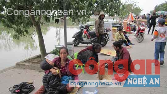 Người ăn xin nằm ngồi la liệt trên đường vào đền ông Hoàng Mười