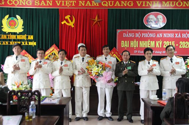 Đại tá Nguyễn Tiến Dần, Phó Giám đốc Công an tỉnh tặng hoa chúc mừng BCH Đảng bộ phòng an ninh xã hội nhiệm kỳ 2015 - 2020