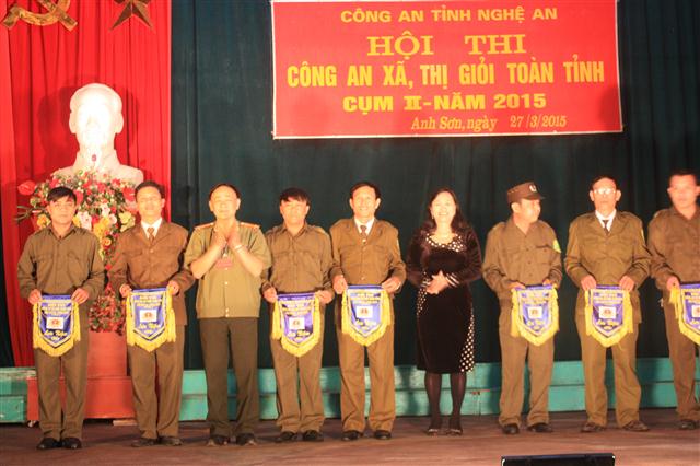 Đại diện Công an tỉnh và lãnh đạo huyện Anh Sơn  trao cờ lưu niệm cho các đội dự thi