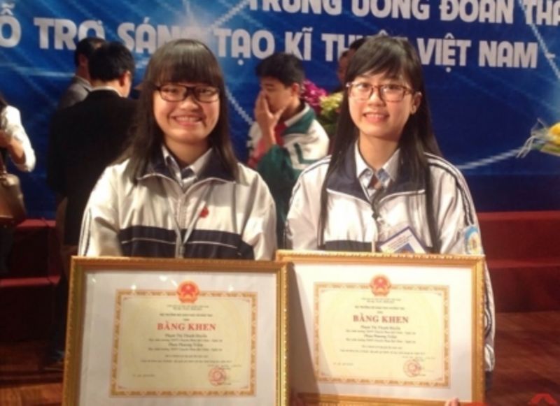 Huyền và Trầm trong đêm chung kết được tổ chức tại Bắc Ninh