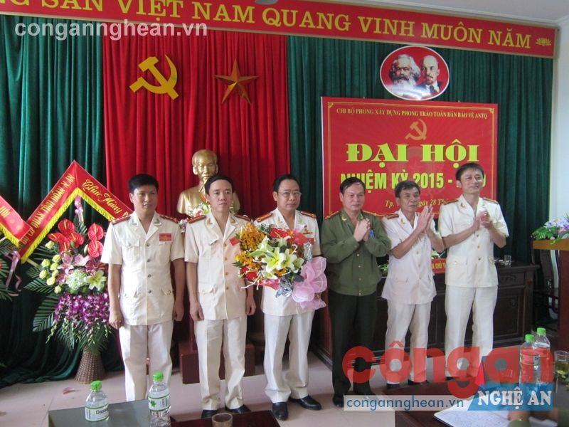 Đại tá Nguyễn Đình Dung, Phó Giám đốc Công an tỉnh tặng hoa chúc mừng Ban Chấp hành chi bộ Phòng PV28 nhiệm kỳ 2015 - 2020 