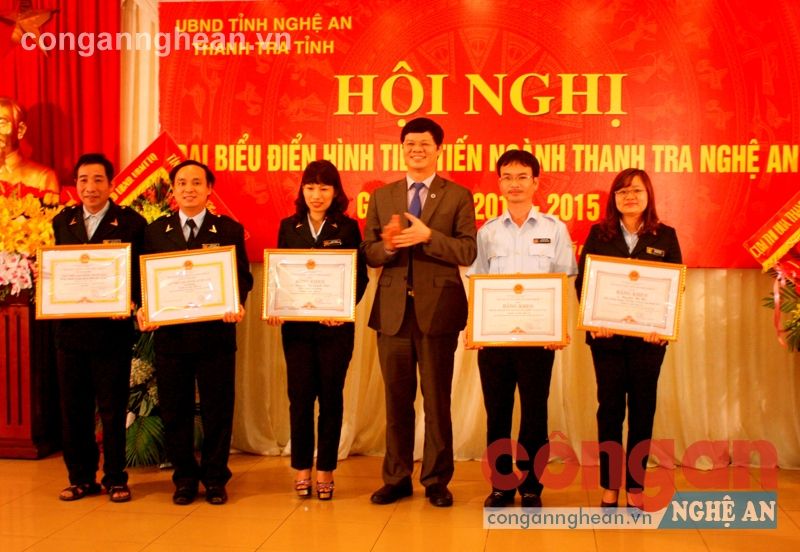 Đồng chí Lê Xuân Đại, Phó Chủ tịch UBND tỉnh trao tặng Bằng khen cho các tập thể, cá nhân  đạt thành tích xuất sắc trong thời gian qua