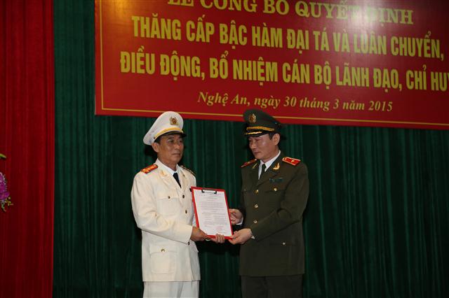 Thiếu tướng Nguyễn Xuân Lâm trao Quyết định thăng cấp hàm Đại tá cho đồng chí Nguyễn Đình Sáu, Phó trưởng Công an huyện Nghi Lộc