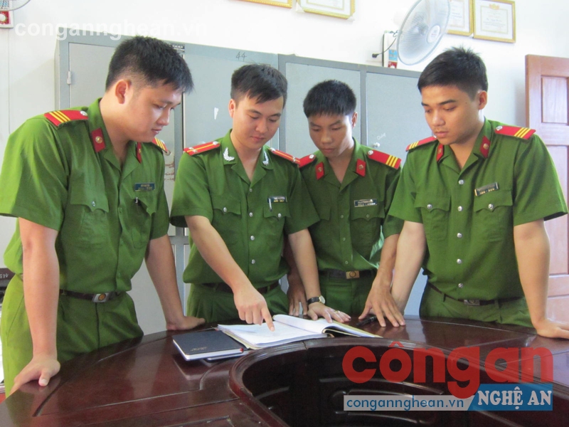 Cán bộ Đội Cảnh sát ĐTTP về TTXH Công an huyện Nghĩa Đàn  thống nhất phương án bắt giữ đối tượng phạm tội
