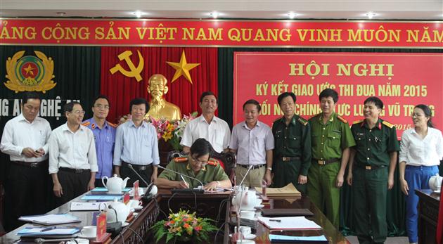 Đại tá Hồ Văn Tứ, Phó Giám đốc Công an tỉnh ký giao ước thi đua