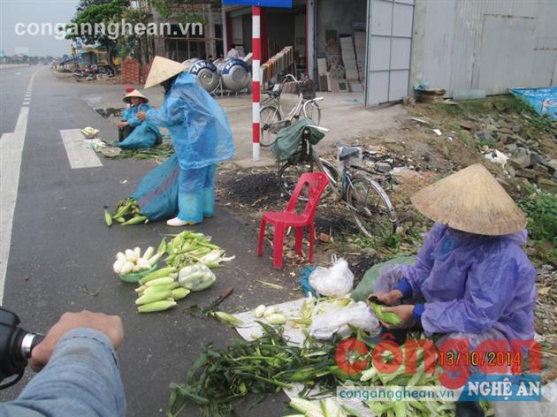 Người dân bày bán nông sản trên Quốc lộ 1A đoạn qua huyện Nghi Lộc