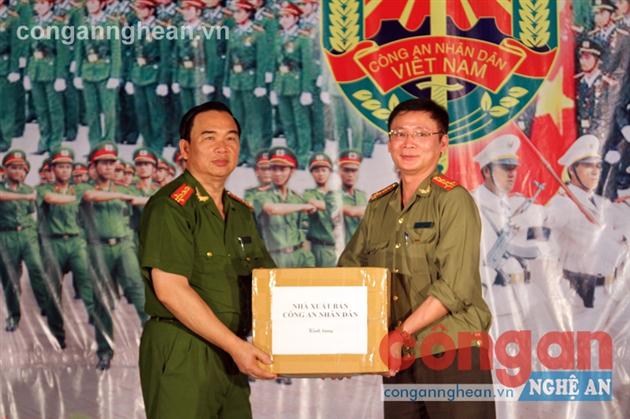 Đồng chí Đại tá Mã Duy Quân tặng sách cho Trại giam số 6 