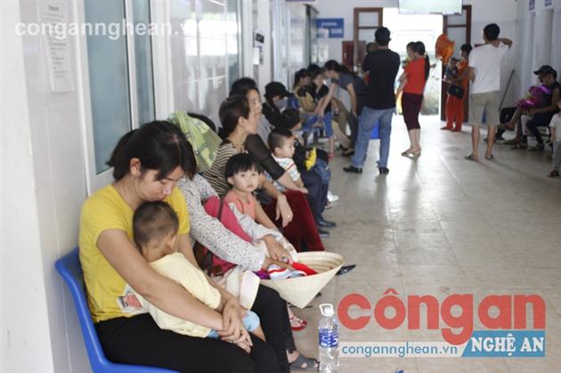 Nắng nóng khiến số trẻ đến khám, điều trị  tại Bệnh viện Sản - Nhi Nghệ An gia tăng  trong những ngày qua