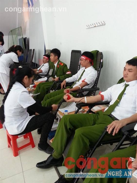 Đoàn viên thanh niên trong lực lượng Công an tỉnh  tham gia hiến máu tình nguyện