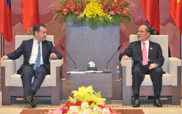 Chủ tịch QH Nguyễn Sinh Hùng hội kiến Thủ tướng LB Nga Ð.Mét-vê-đép. Ảnh: quochoi.vn